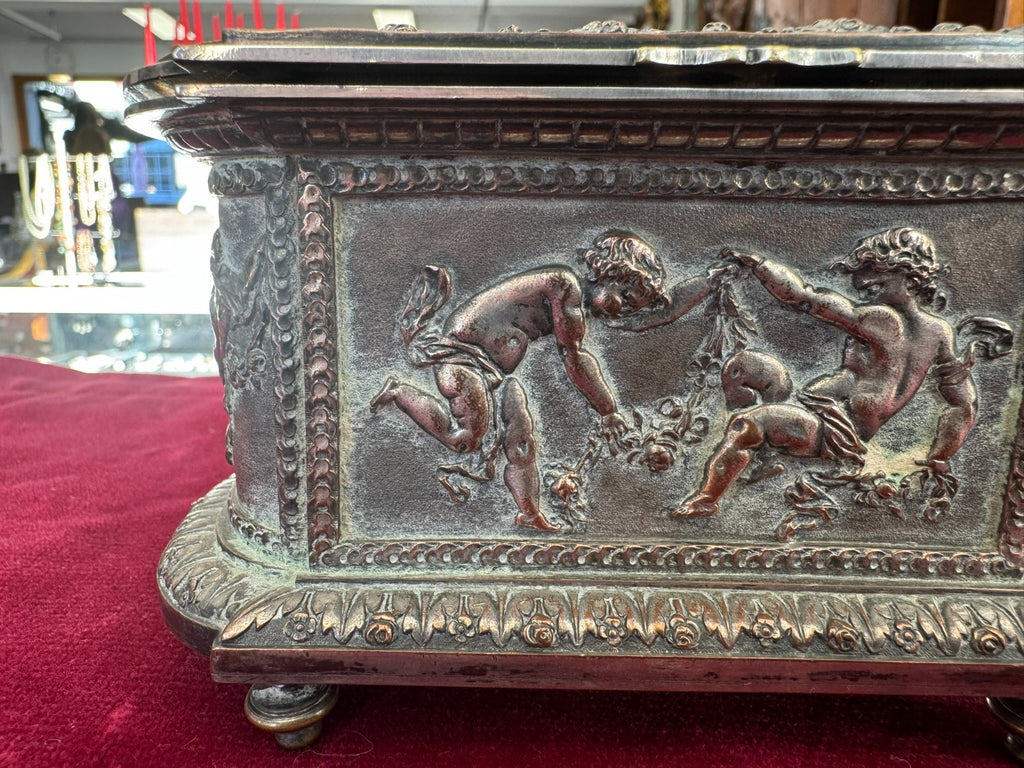 Antike Historismus Dose Schatulle mit Putti Metall versilbert