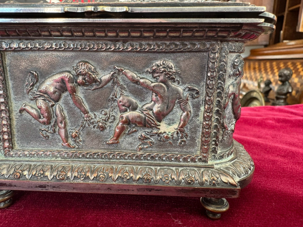 Antike Historismus Dose Schatulle mit Putti Metall versilbert