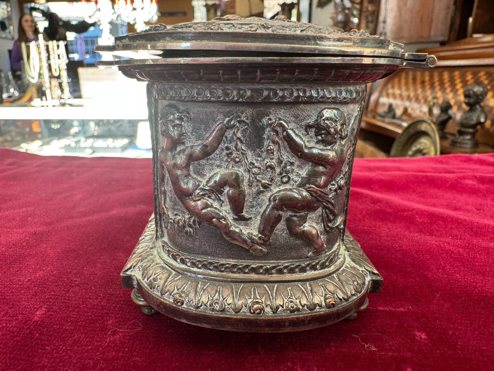 Antike Historismus Dose Schatulle mit Putti Metall versilbert