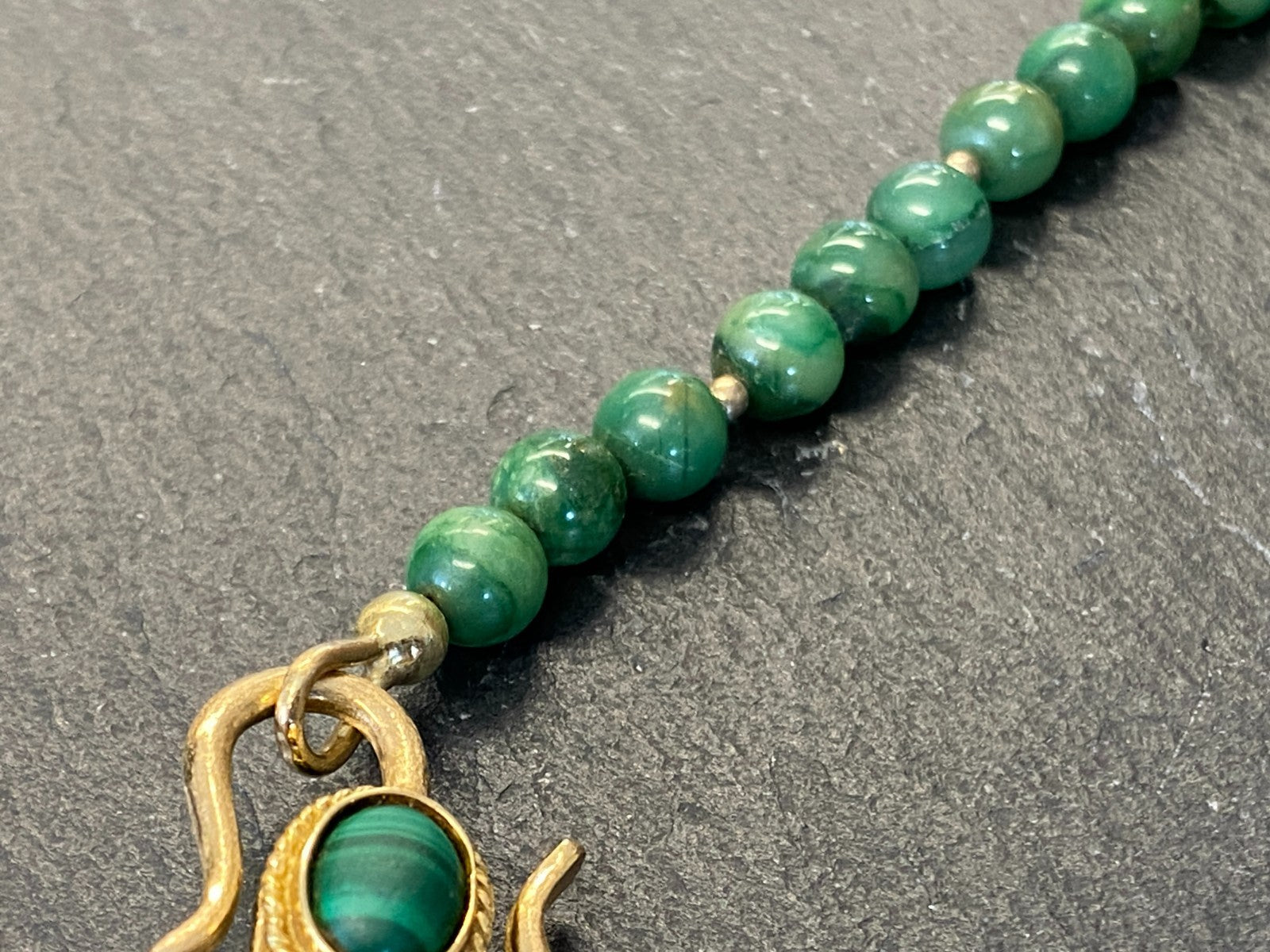 Collier aus Jade Verschluss aus Gold 14K 45,8cm