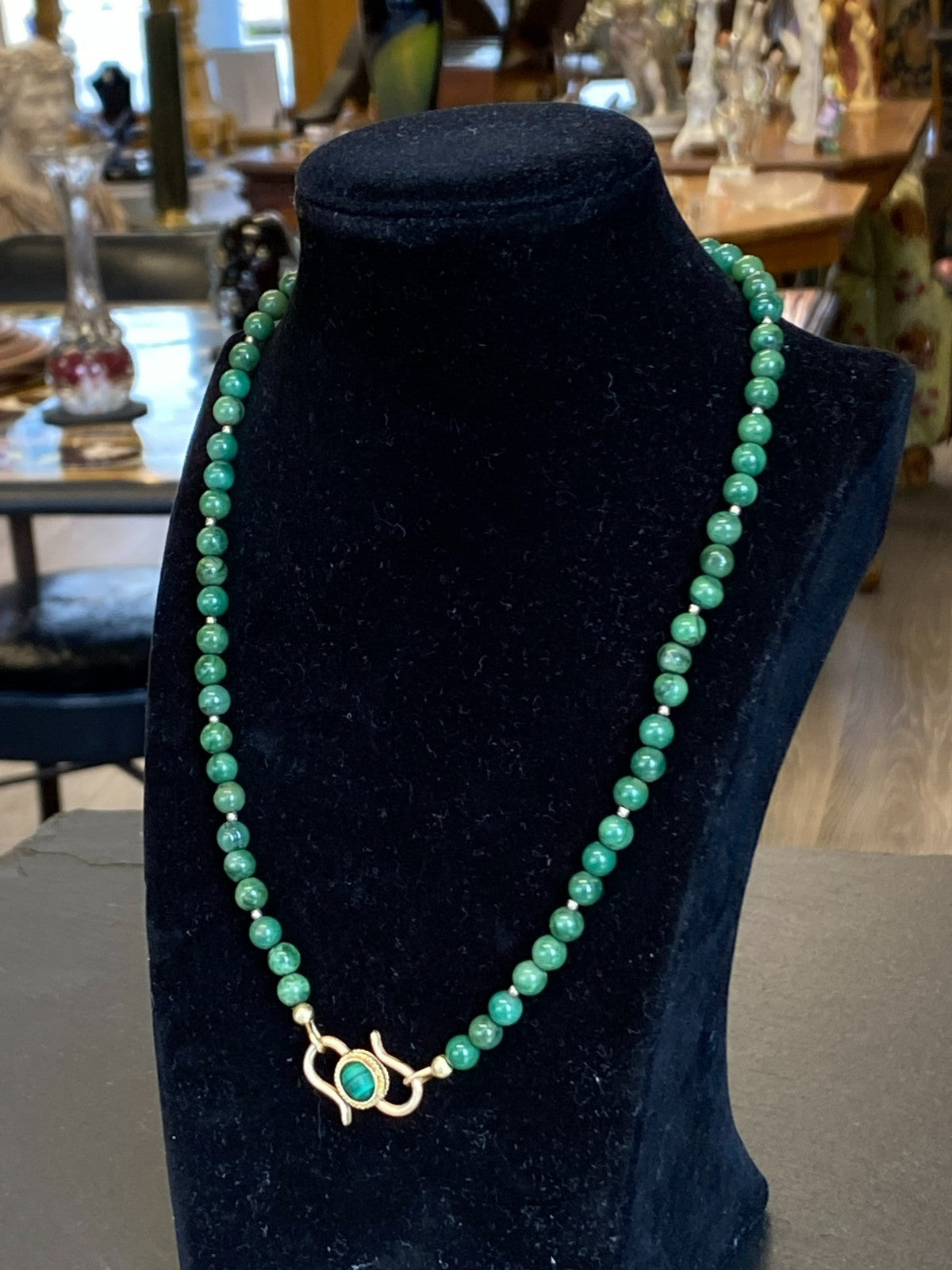 COLLIER AUS JADE VERSCHLUSS AUS GOLD 14K 45,8cm