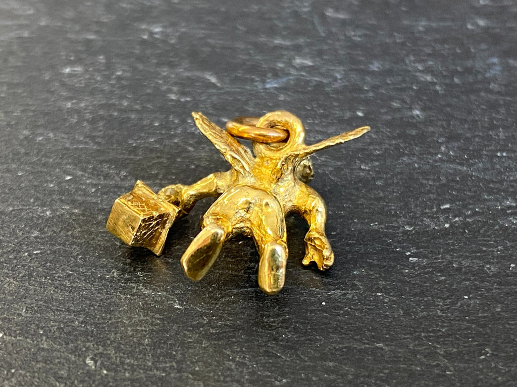 Anhänger Putti mit Laterne Metall vergoldet