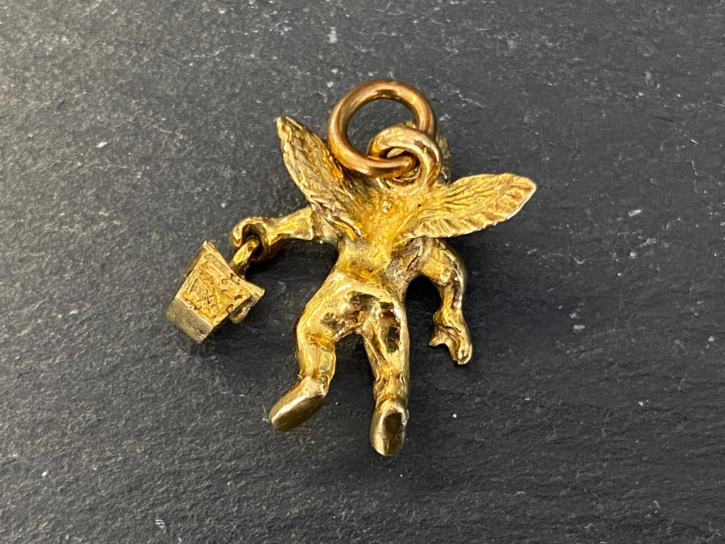 Anhänger Putti mit Laterne Metall vergoldet