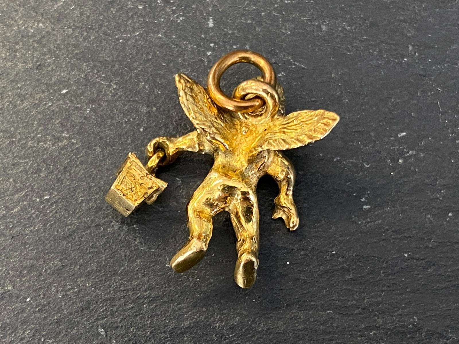 Anhänger Putti mit Laterne Metall vergoldet