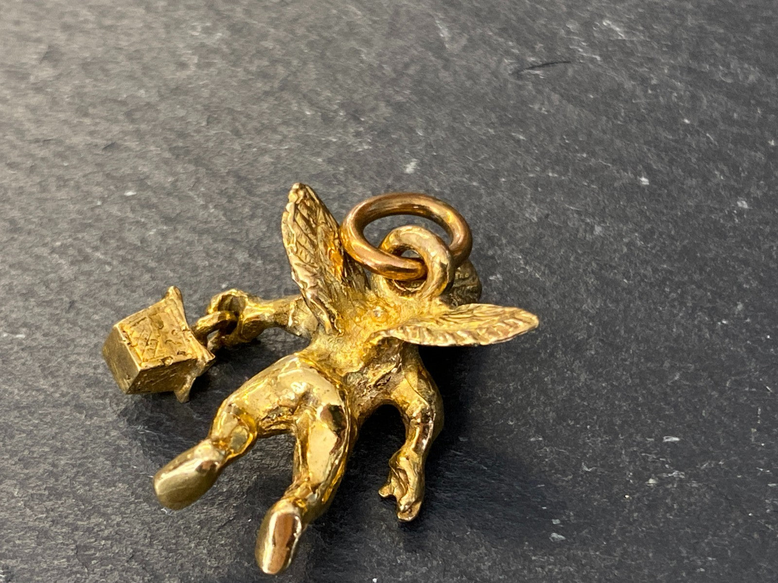 Anhänger Putti mit Laterne Metall vergoldet