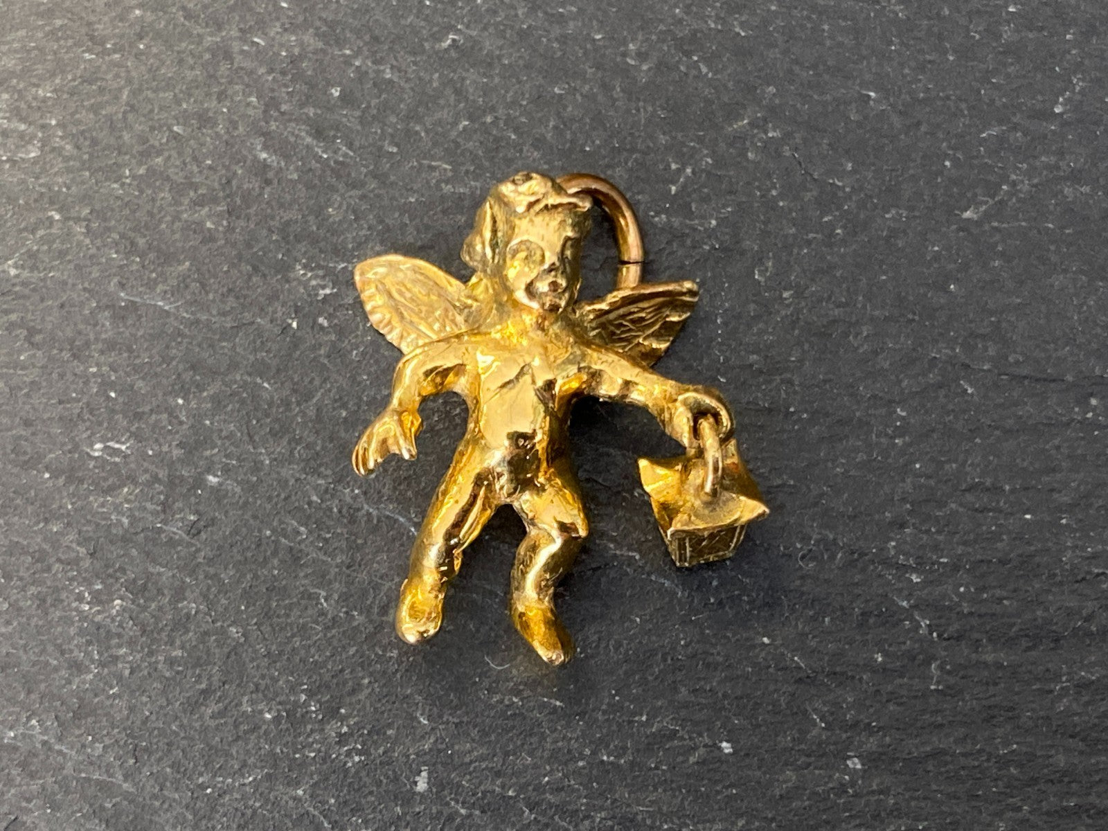 Anhänger Putti mit Laterne Metall vergoldet