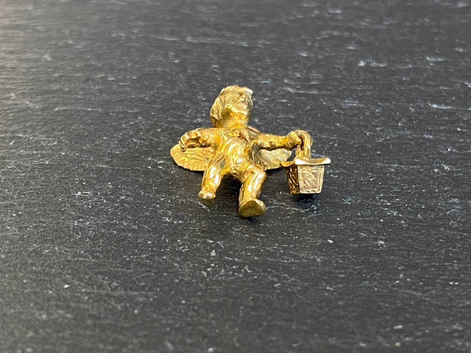 Anhänger Putti mit Laterne Metall vergoldet