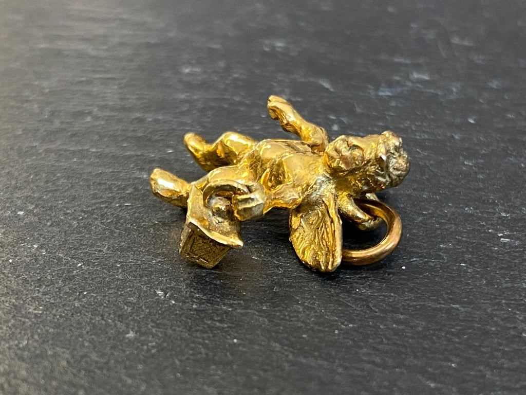 Anhänger Putti mit Laterne Metall vergoldet