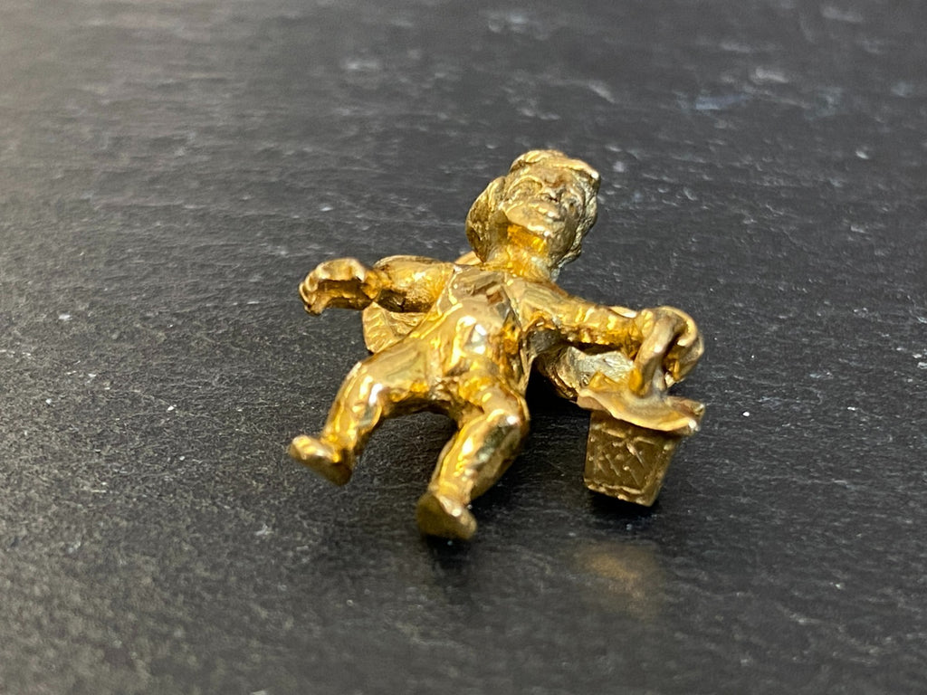 Anhänger Putti mit Laterne Metall vergoldet