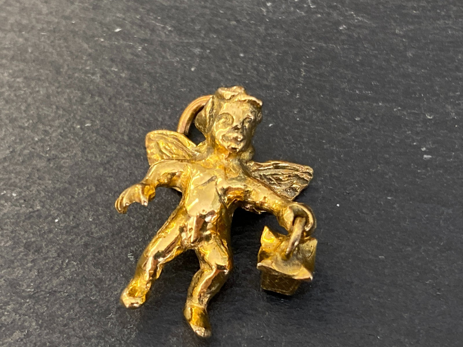 Anhänger Putti mit Laterne Metall vergoldet