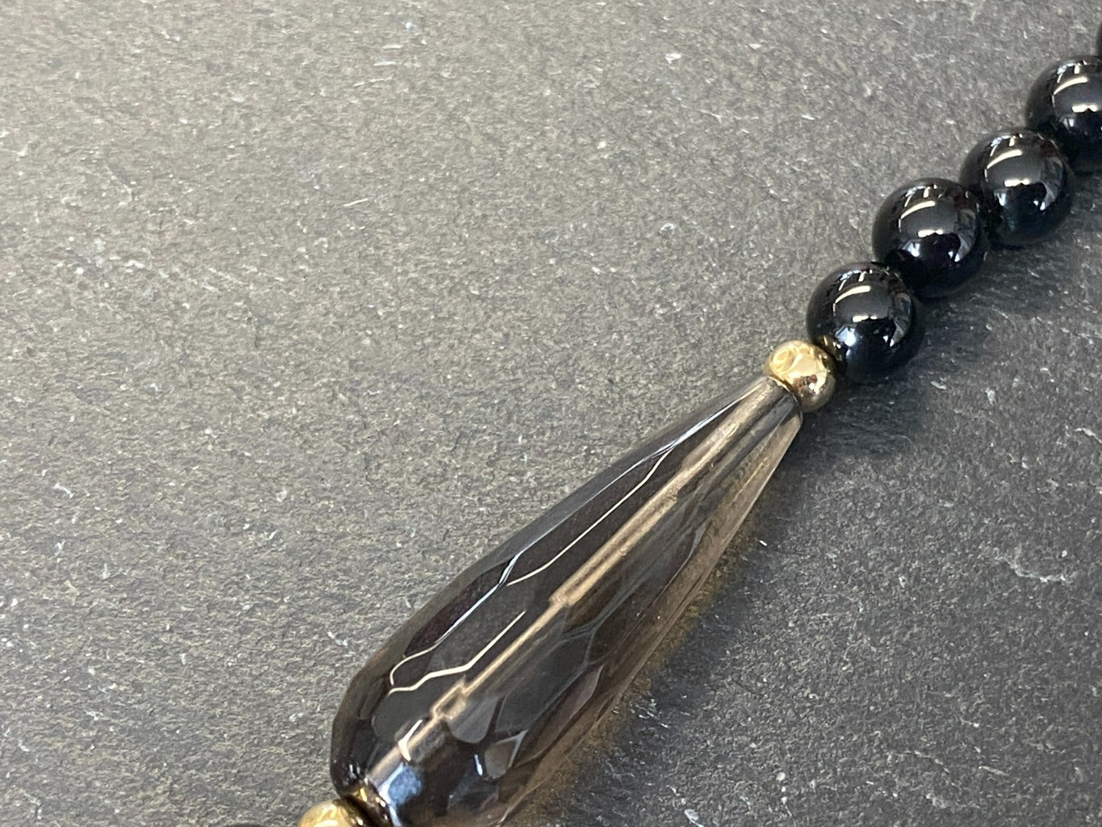 Extravagante Halskette Turmalin Onyx und Perlen Verschluss aus Gelbgold Gold 585