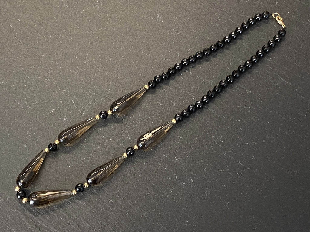Extravagante Halskette Turmalin Onyx und Perlen Verschluss aus Gelbgold Gold 585