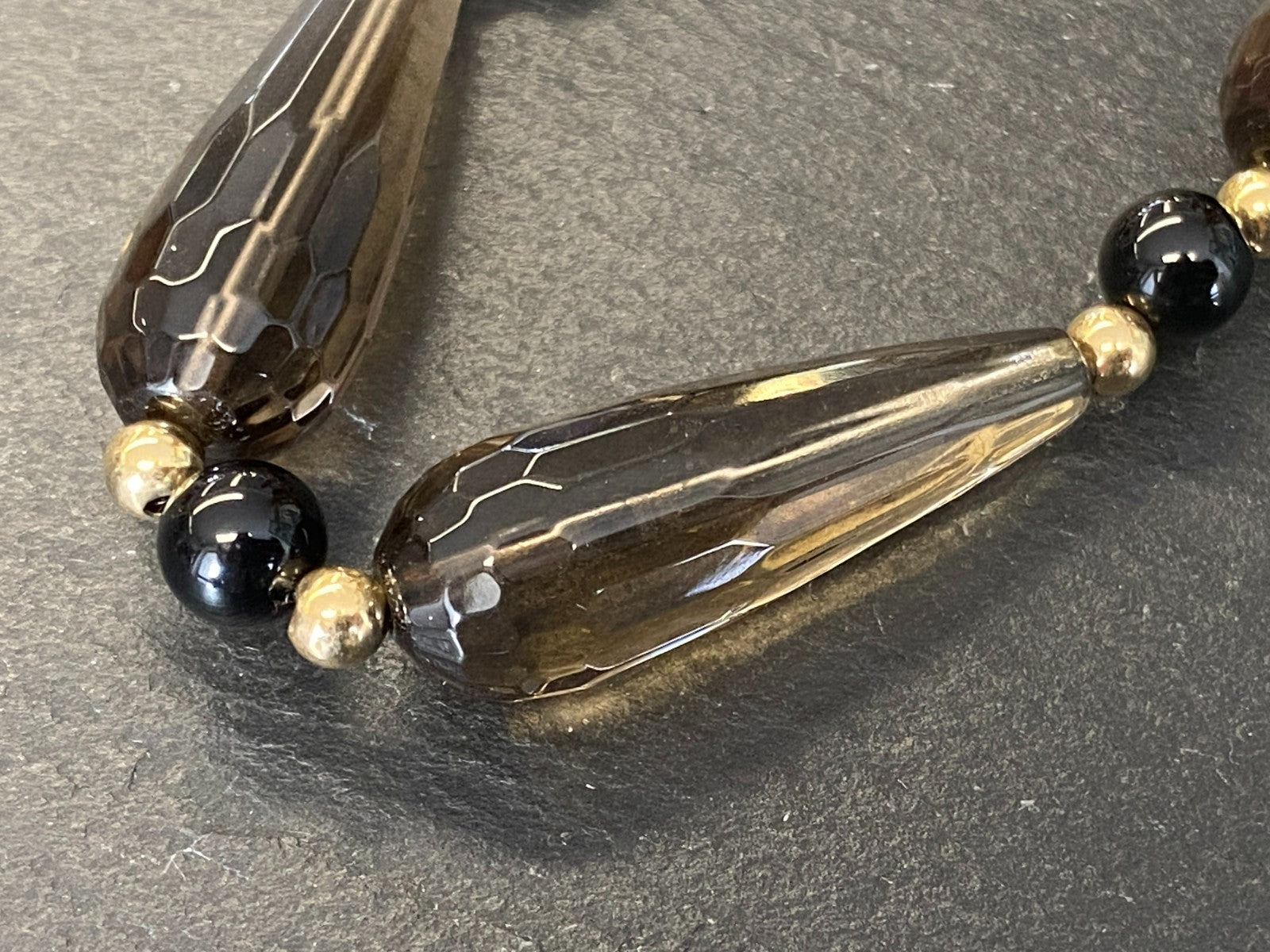 Extravagante Halskette Turmalin Onyx und Perlen Verschluss aus Gelbgold Gold 585