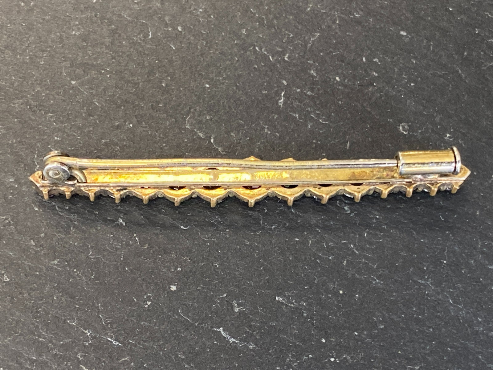 Alte Brosche Stabbrosche Metall vergoldet mit Rubinen