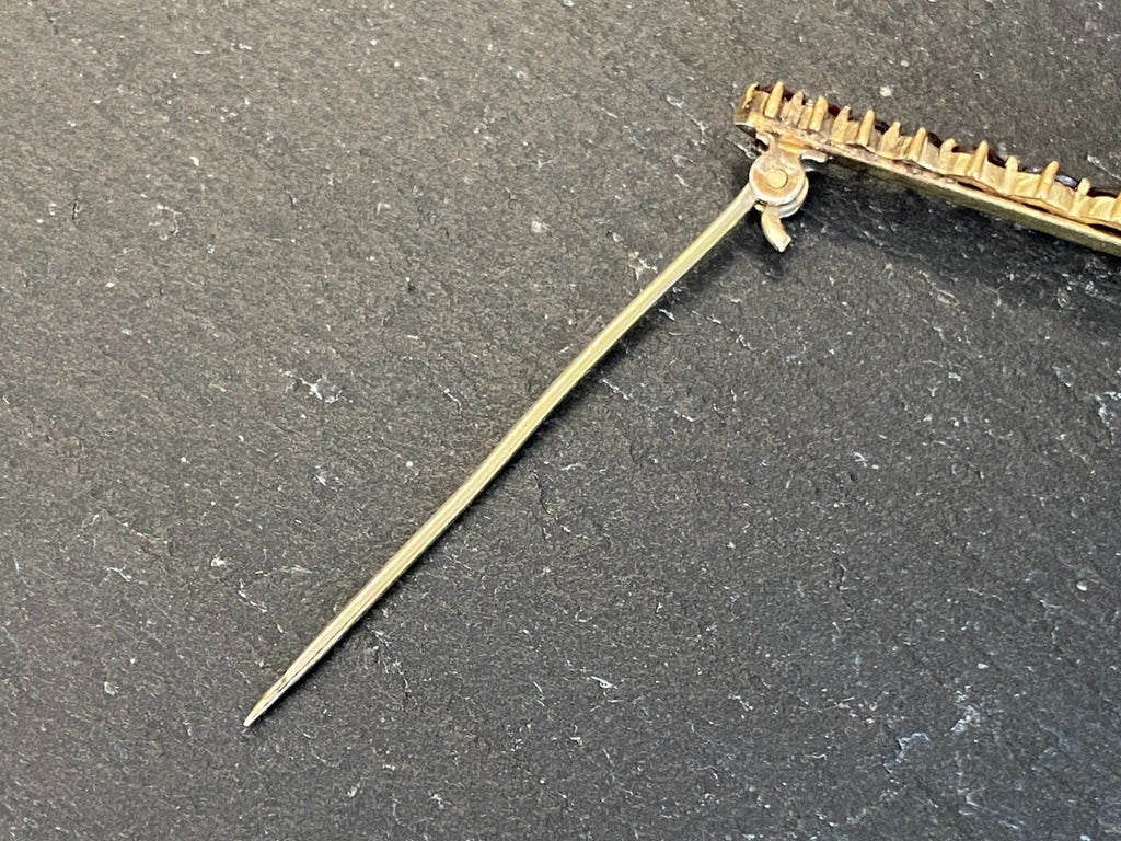 Alte Brosche Stabbrosche Metall vergoldet mit Rubinen