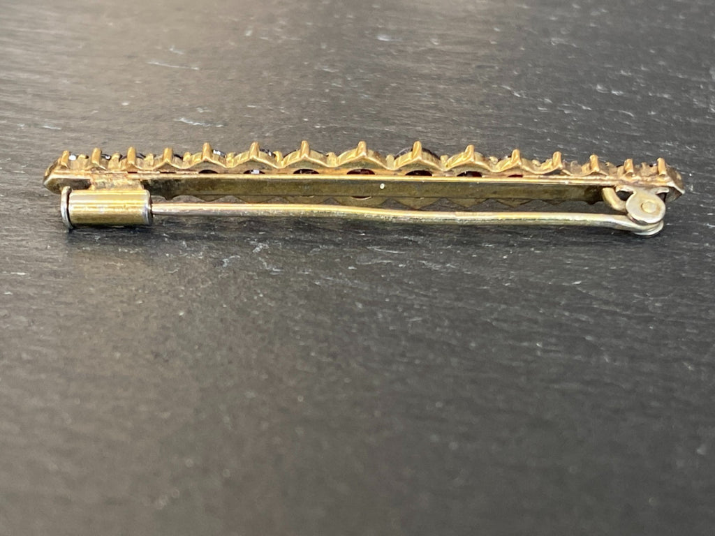 Alte Brosche Stabbrosche Metall vergoldet mit Rubinen