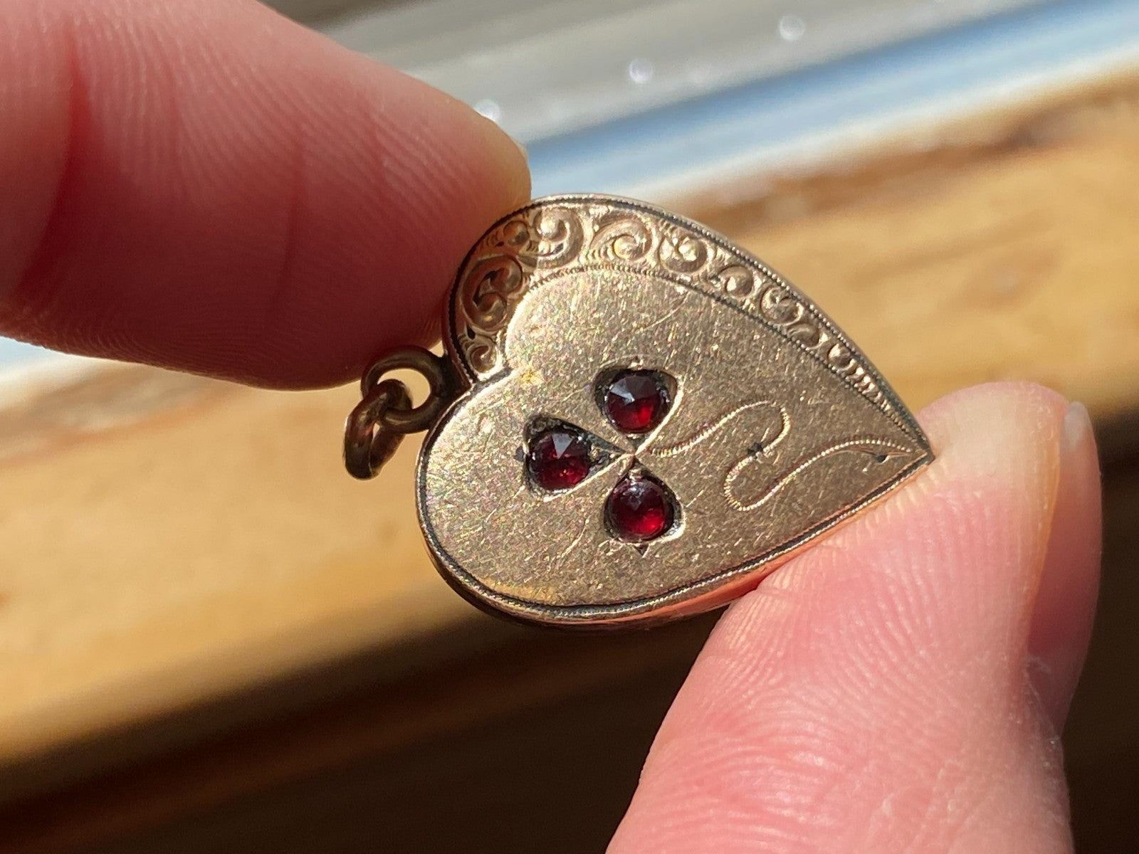 Anhänger in Jugendstil Stil Gelbgold Gold 12K Gravur Granat 3,67g