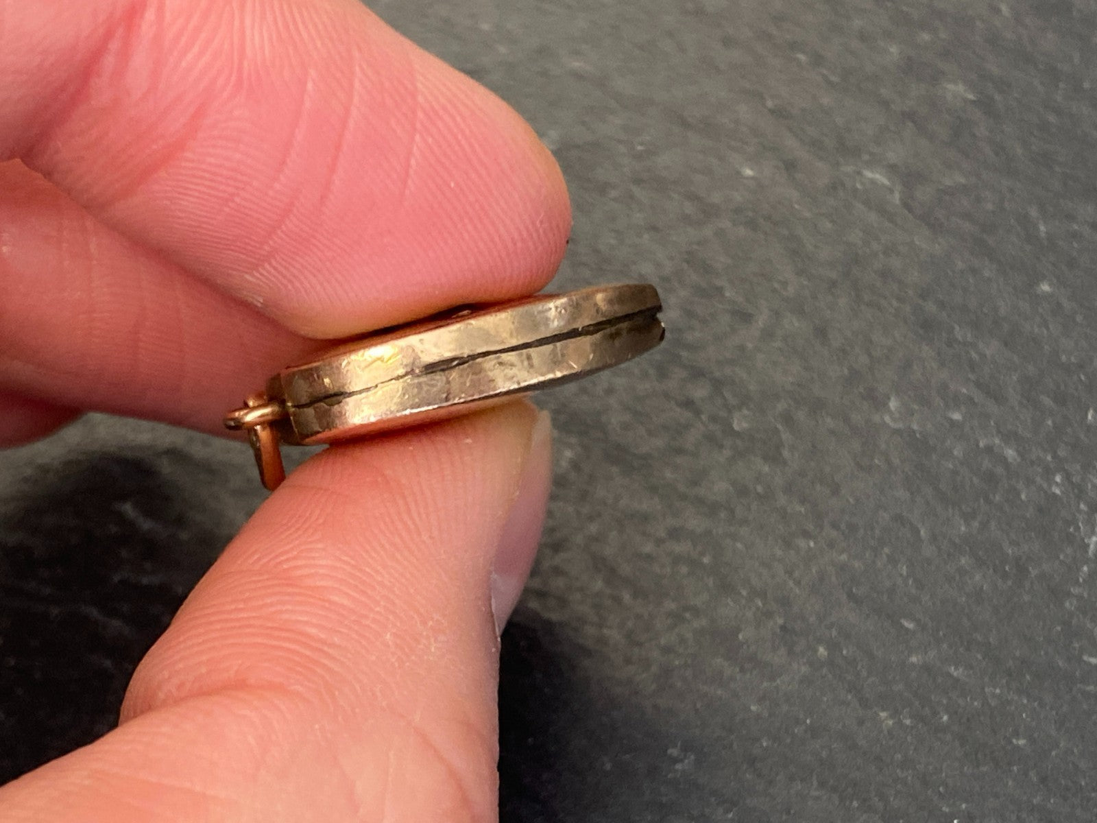 Anhänger in Jugendstil Stil Gelbgold Gold 12K Gravur Granat 3,67g