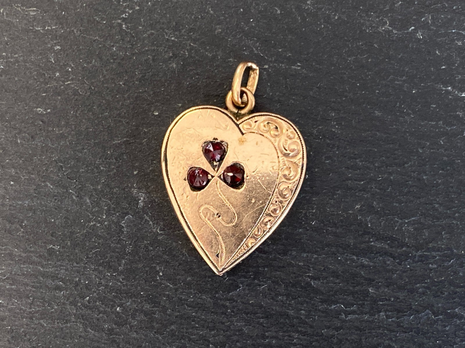 Anhänger in Jugendstil Stil Gelbgold Gold 12K Gravur Granat 3,67g