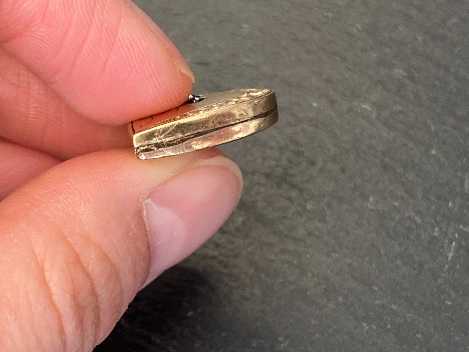 Anhänger in Jugendstil Stil Gelbgold Gold 12K Gravur Granat 3,67g