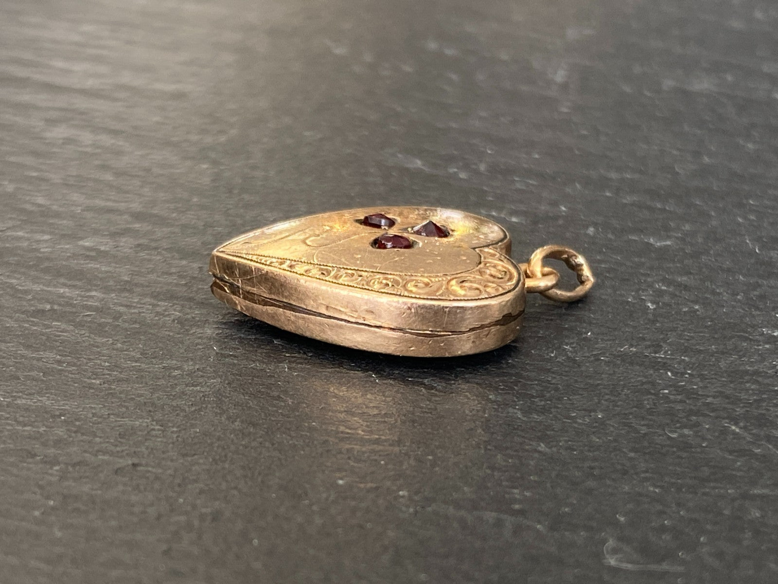 Anhänger in Jugendstil Stil Gelbgold Gold 12K Gravur Granat 3,67g