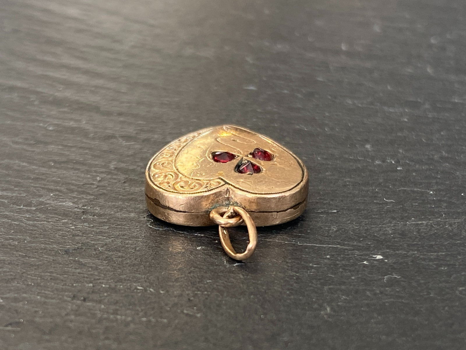 Anhänger in Jugendstil Stil Gelbgold Gold 12K Gravur Granat 3,67g