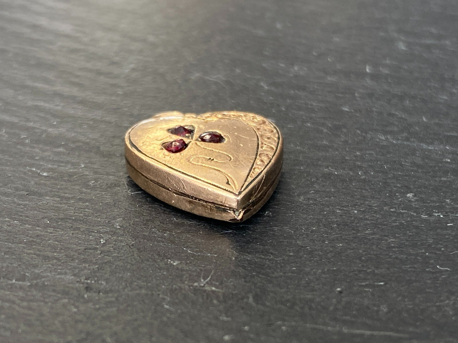 Anhänger in Jugendstil Stil Gelbgold Gold 12K Gravur Granat 3,67g