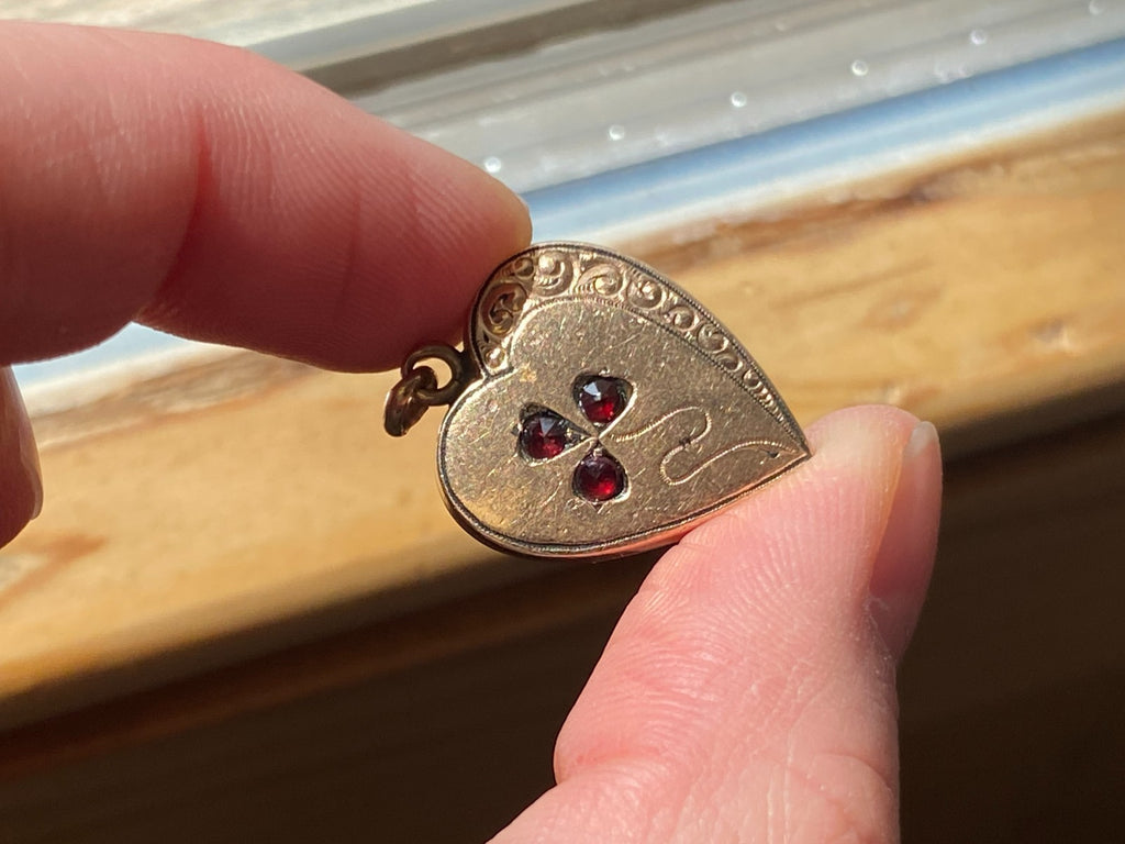 Anhänger in Jugendstil Stil Gelbgold Gold 12K Gravur Granat 3,67g