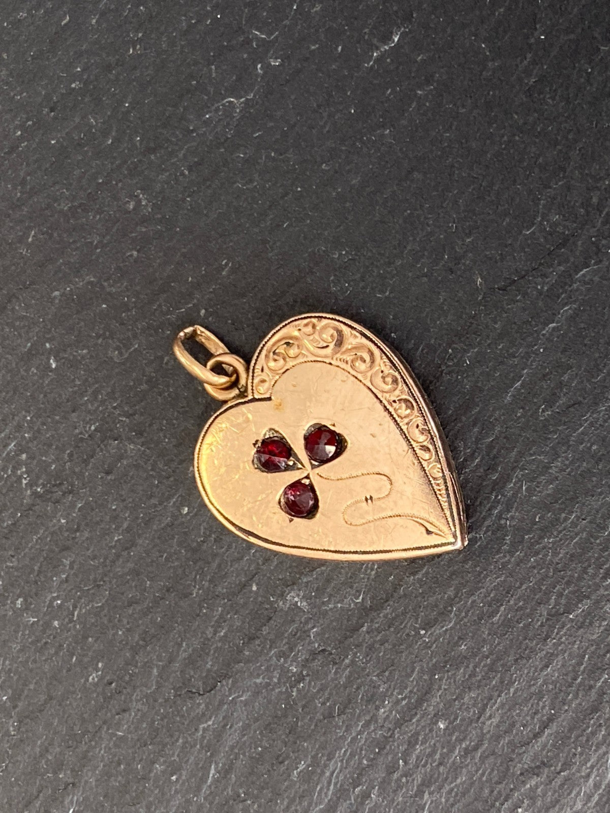 ANHÄNGER IN JUGENDSTIL STIL GELBGOLD GOLD 12K GRAVUR  GRANAT 3,67g