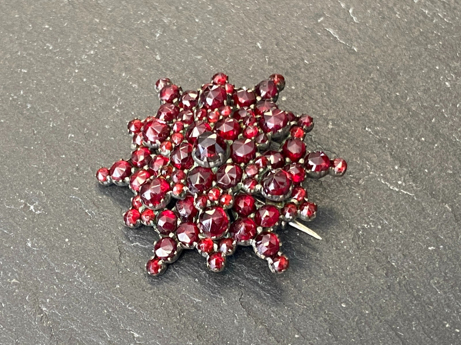 ANTIKE BÖHMISCHE BROSCHE MIT GRANAT BESATZ VERGOLDET