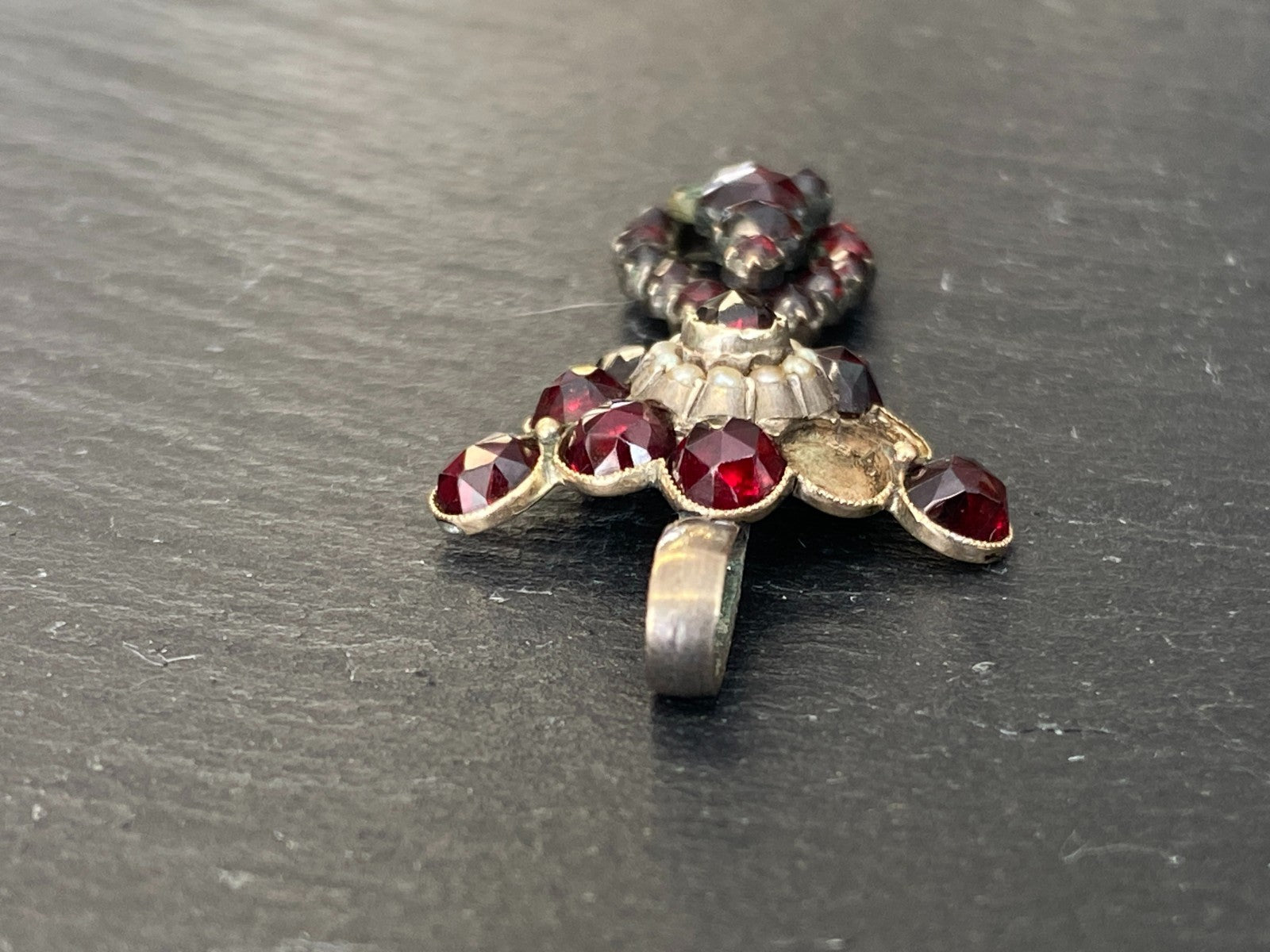 Antiker Böhmischer Anhänger mit Granat Besatz vergoldet