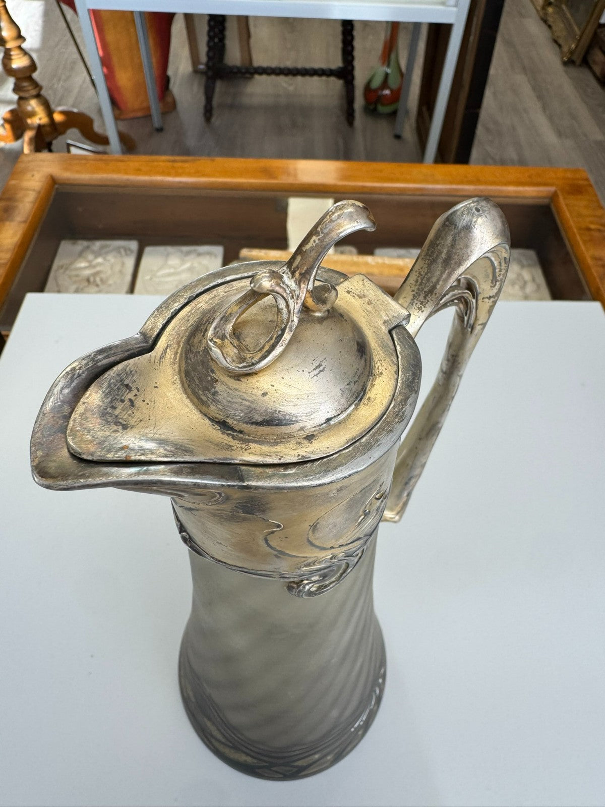 Herausragende Jugendstil Karaffe aus Satiniertem Glas mit Vergoldeter Montur