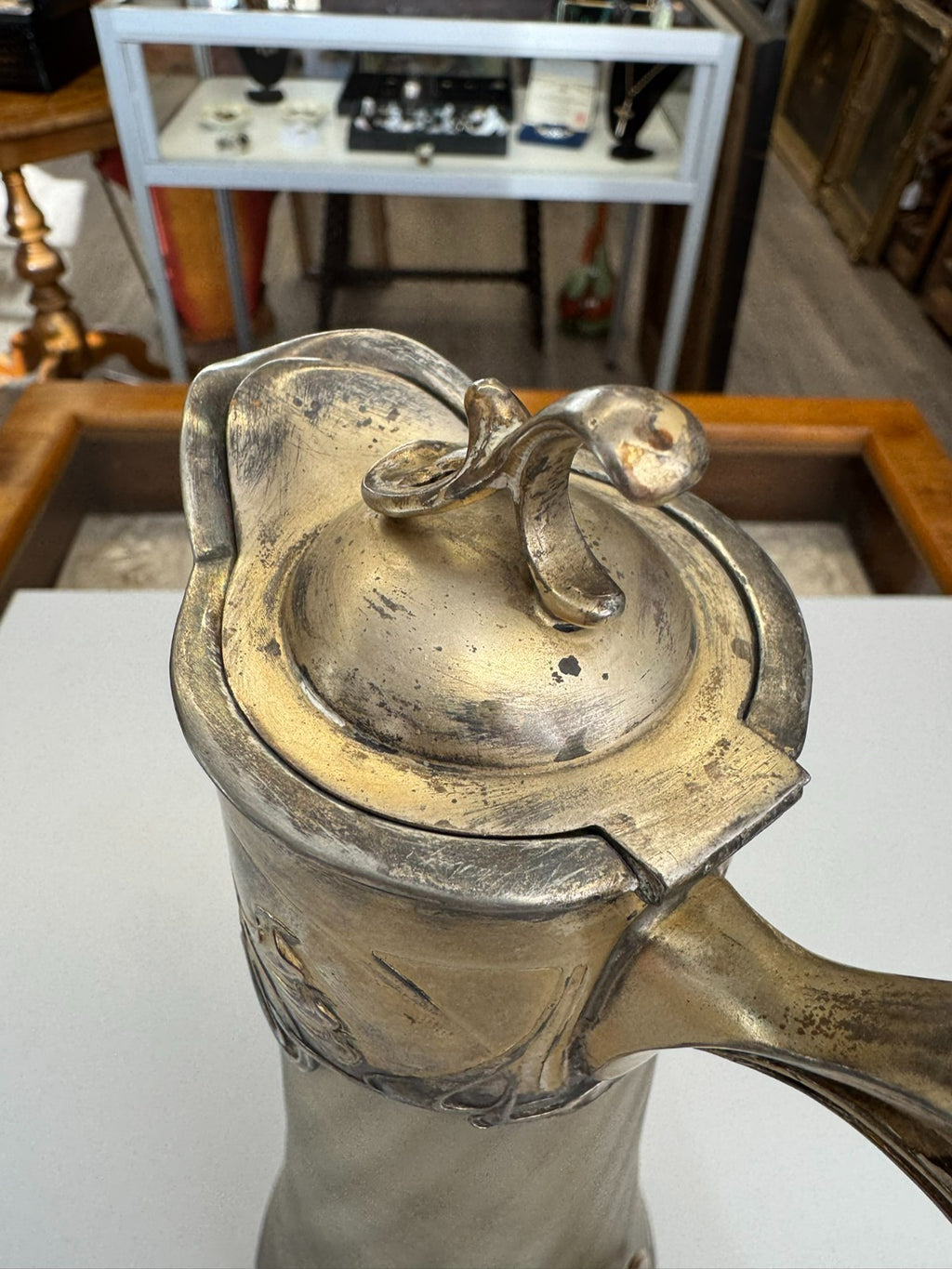 Herausragende Jugendstil Karaffe aus Satiniertem Glas mit Vergoldeter Montur