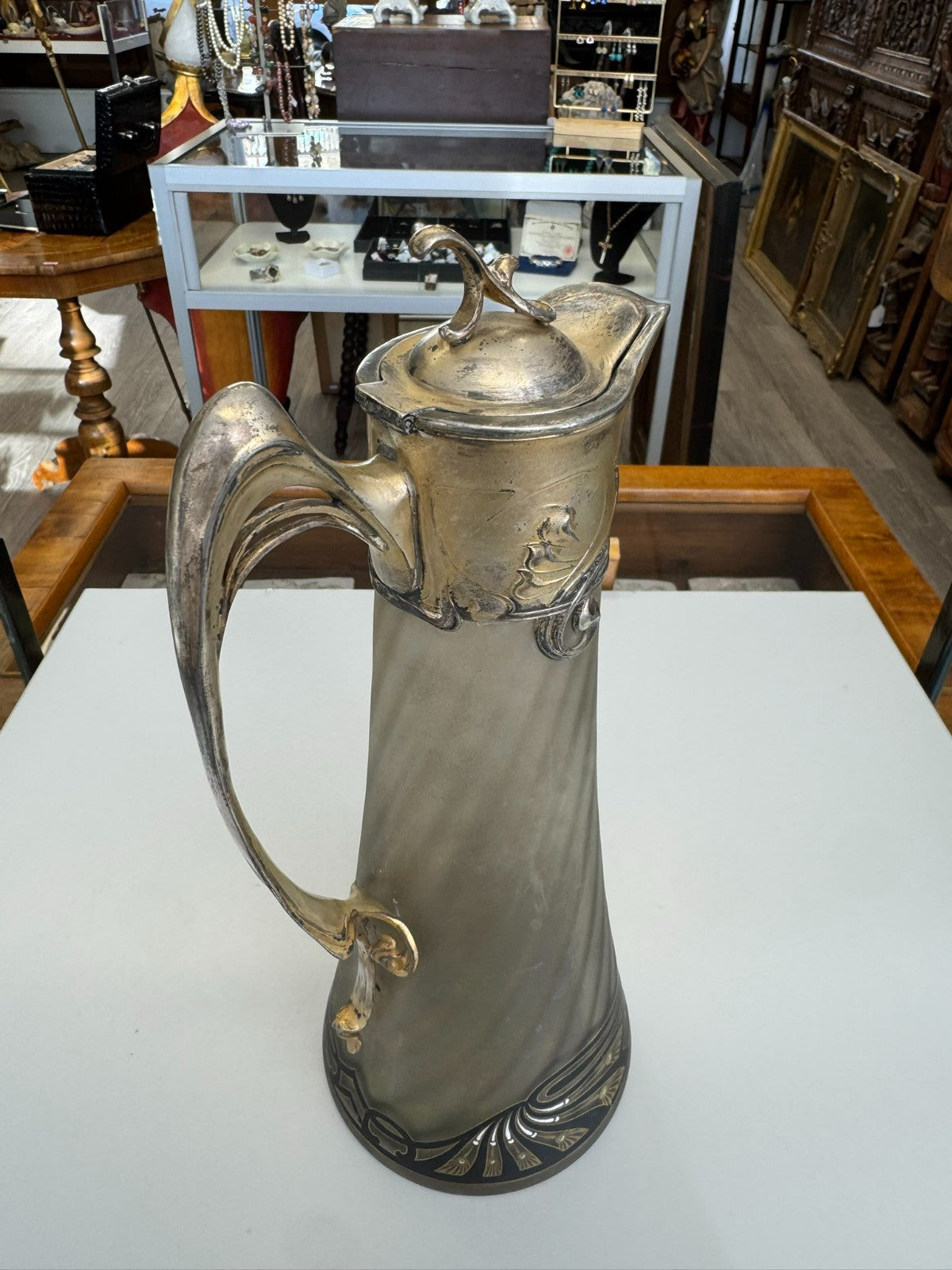 Herausragende Jugendstil Karaffe aus Satiniertem Glas mit Vergoldeter Montur