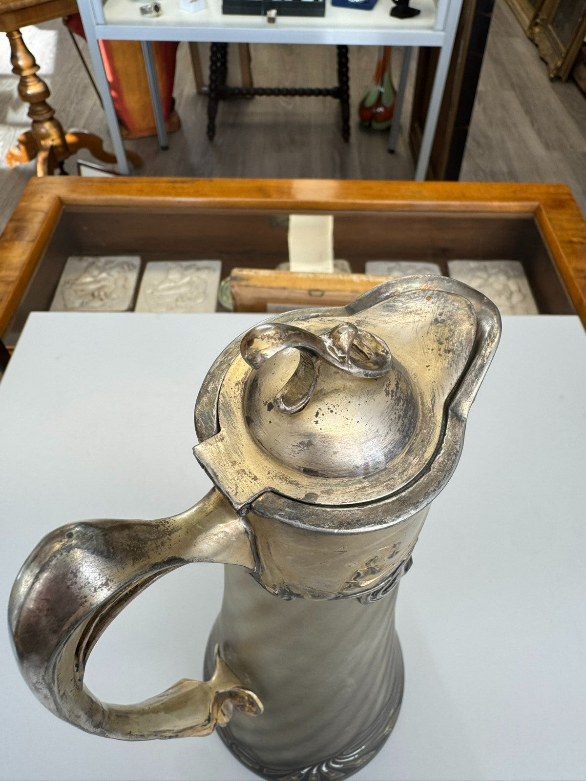 Herausragende Jugendstil Karaffe aus Satiniertem Glas mit Vergoldeter Montur