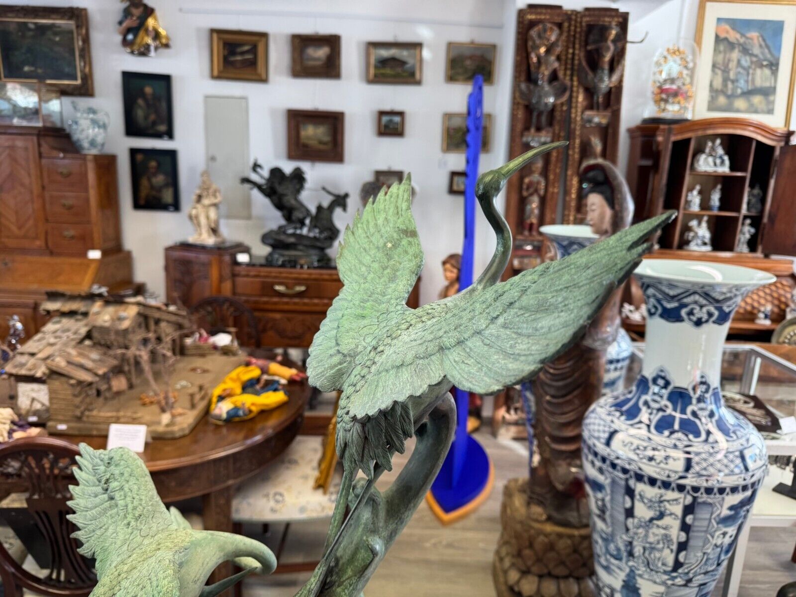 SEHR SCHÖNE 95cm GROSSE UNSIGNIERTE BRONZE SKULPTUR FLIEGENDE KRANICHE – Bild 15