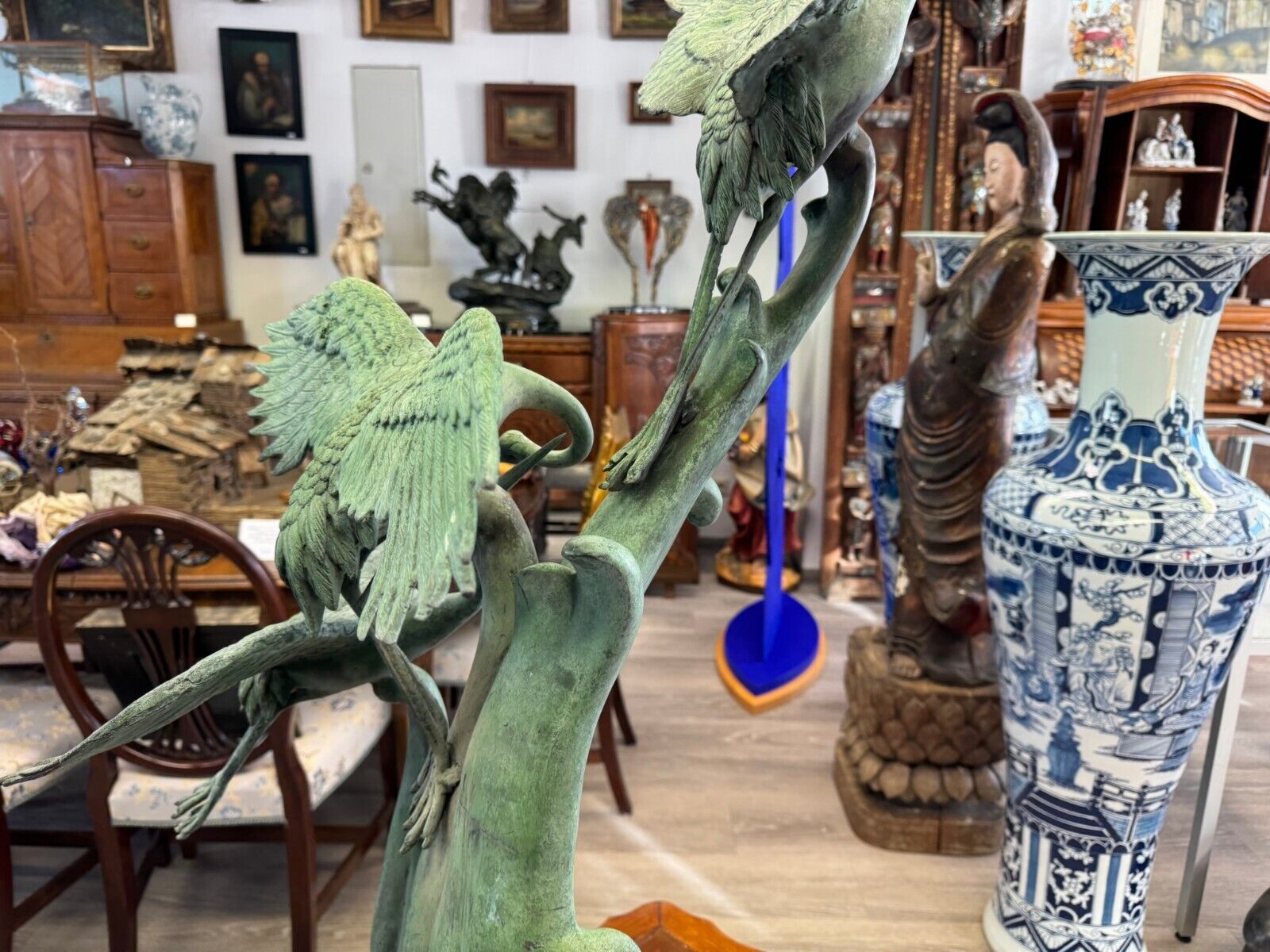 SEHR SCHÖNE 95cm GROSSE UNSIGNIERTE BRONZE SKULPTUR FLIEGENDE KRANICHE – Bild 16