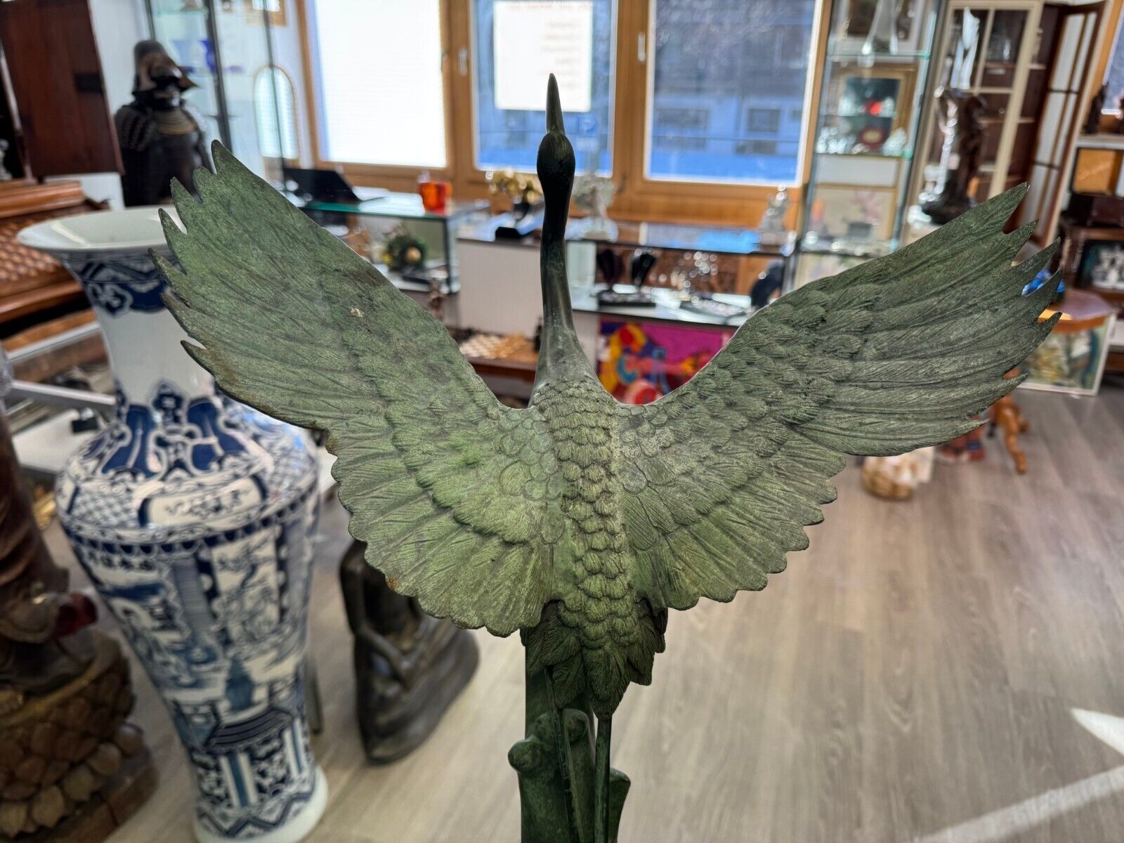 SEHR SCHÖNE 95cm GROSSE UNSIGNIERTE BRONZE SKULPTUR FLIEGENDE KRANICHE – Bild 18