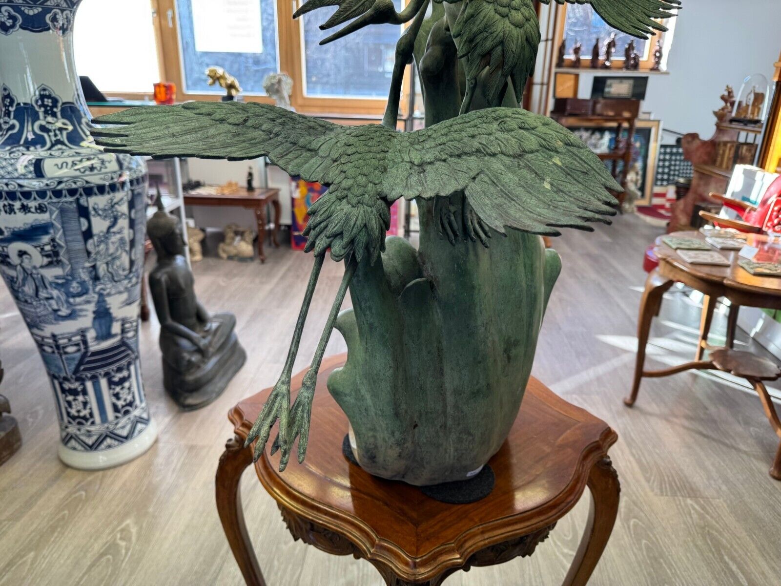 SEHR SCHÖNE 95cm GROSSE UNSIGNIERTE BRONZE SKULPTUR FLIEGENDE KRANICHE – Bild 20