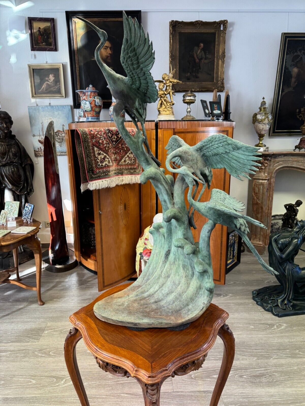 SEHR SCHÖNE 95cm GROSSE UNSIGNIERTE BRONZE SKULPTUR FLIEGENDE KRANICHE – Bild 3