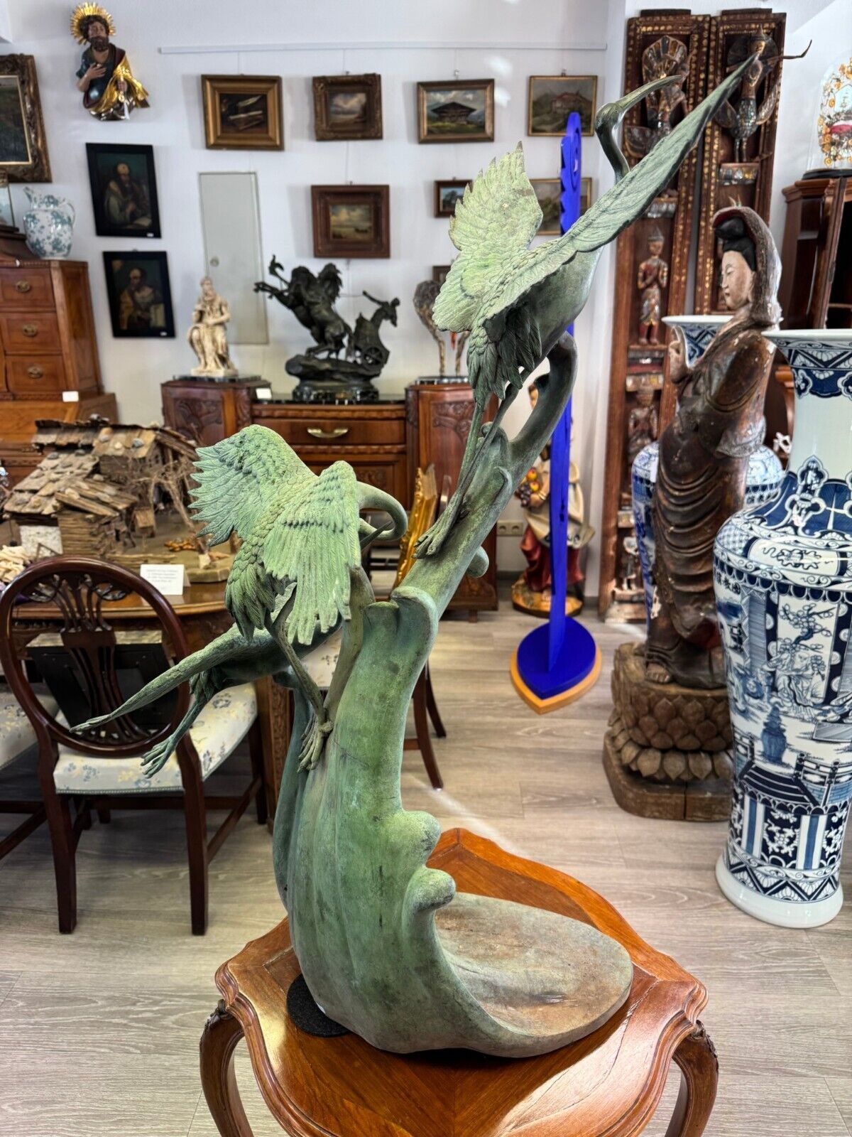 SEHR SCHÖNE 95cm GROSSE UNSIGNIERTE BRONZE SKULPTUR FLIEGENDE KRANICHE – Bild 4