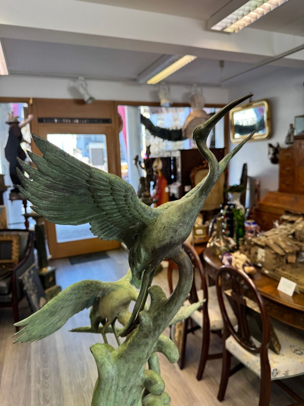 SEHR SCHÖNE 95cm GROSSE UNSIGNIERTE BRONZE SKULPTUR FLIEGENDE KRANICHE – Bild 6