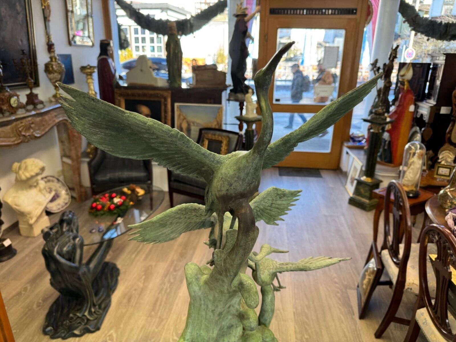 SEHR SCHÖNE 95cm GROSSE UNSIGNIERTE BRONZE SKULPTUR FLIEGENDE KRANICHE – Bild 7