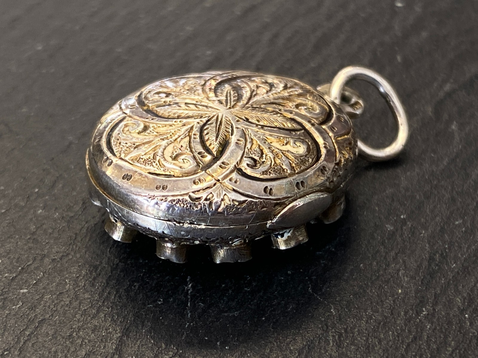 ANTIKES BIEDERMEIER MEDAILLON AUS SILBER VERGOLDET MIT TÜRKIS UND RUBIN – Bild 14
