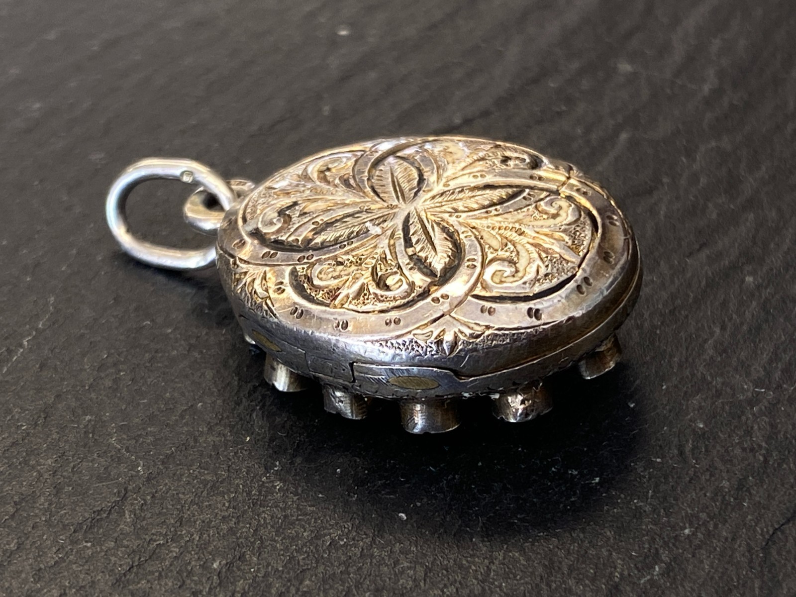 ANTIKES BIEDERMEIER MEDAILLON AUS SILBER VERGOLDET MIT TÜRKIS UND RUBIN – Bild 15