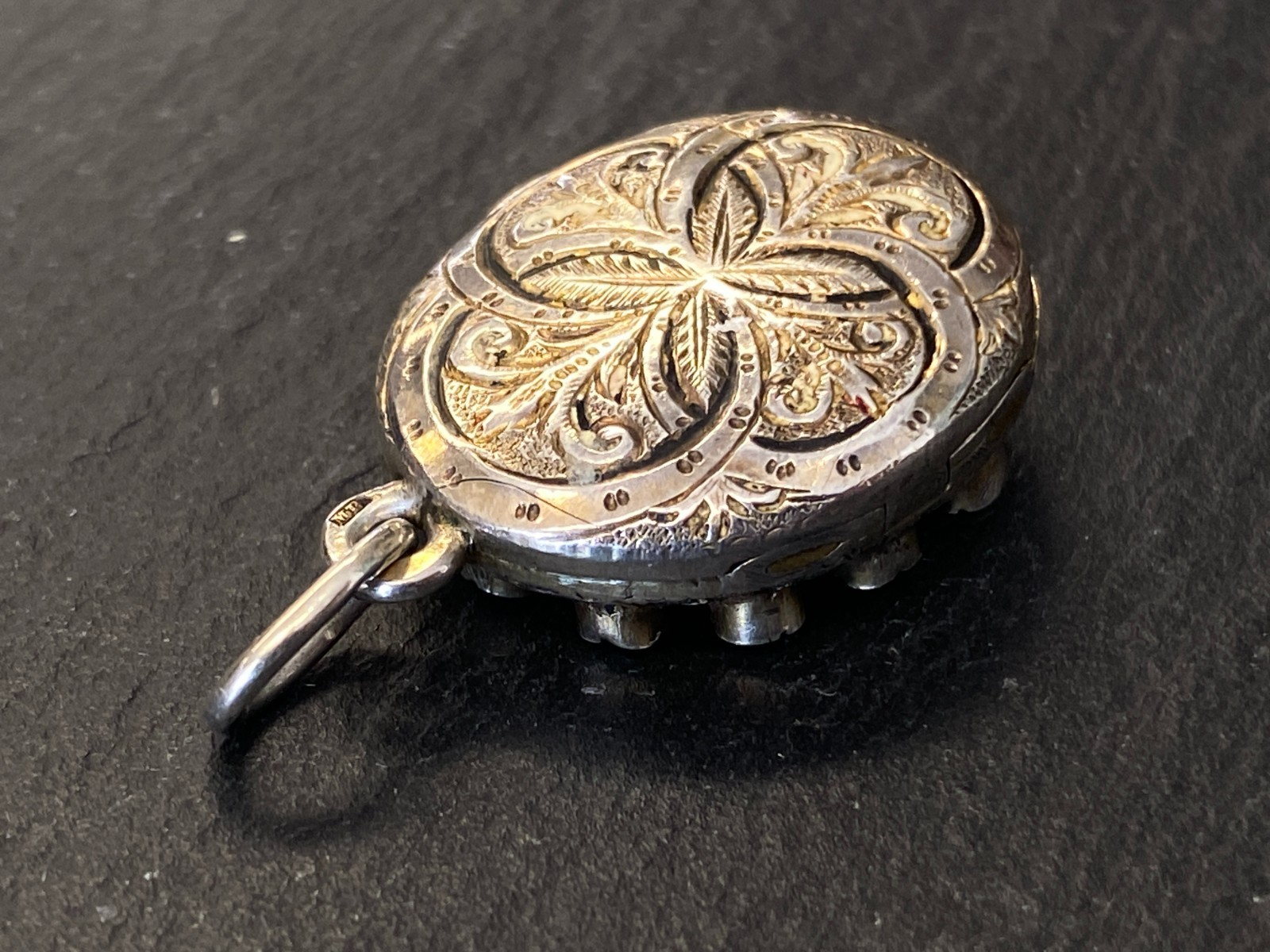 ANTIKES BIEDERMEIER MEDAILLON AUS SILBER VERGOLDET MIT TÜRKIS UND RUBIN – Bild 16