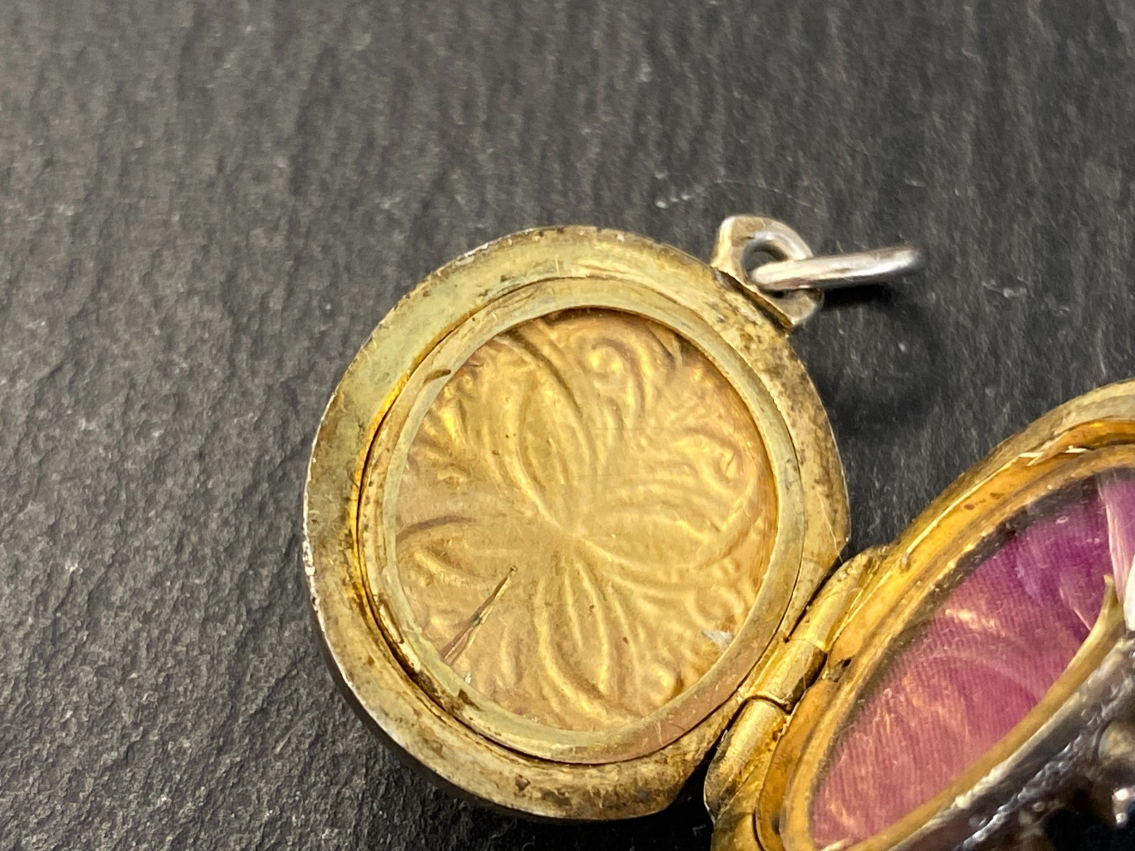 ANTIKES BIEDERMEIER MEDAILLON AUS SILBER VERGOLDET MIT TÜRKIS UND RUBIN – Bild 23