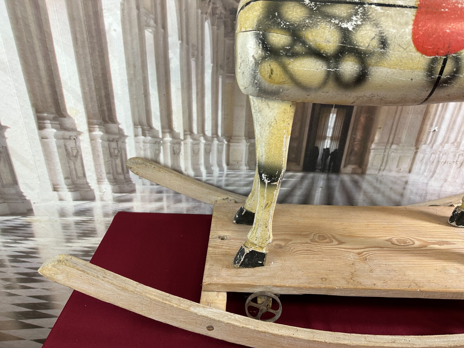 ALTES SPIELZEUG SCHAUKELPFERD AUS HOLZ AUF PODEST MONTIERT – Bild 6