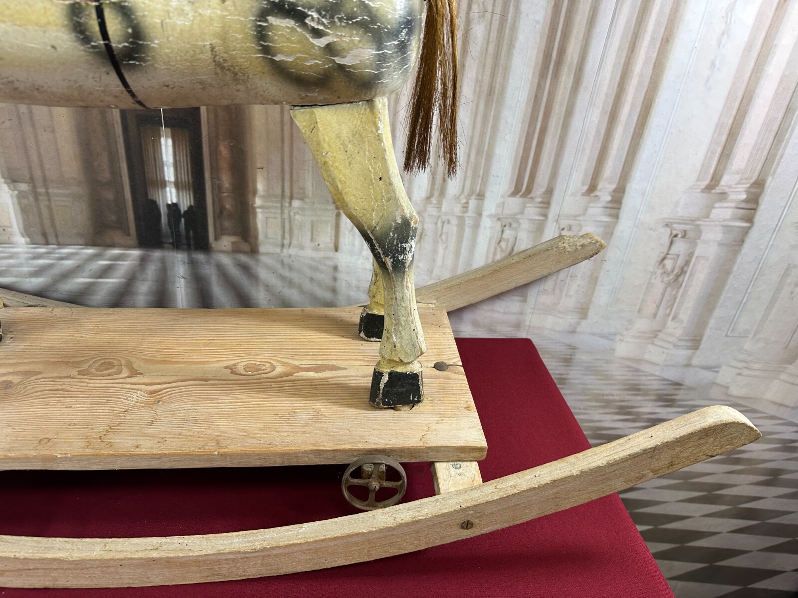 ALTES SPIELZEUG SCHAUKELPFERD AUS HOLZ AUF PODEST MONTIERT – Bild 7