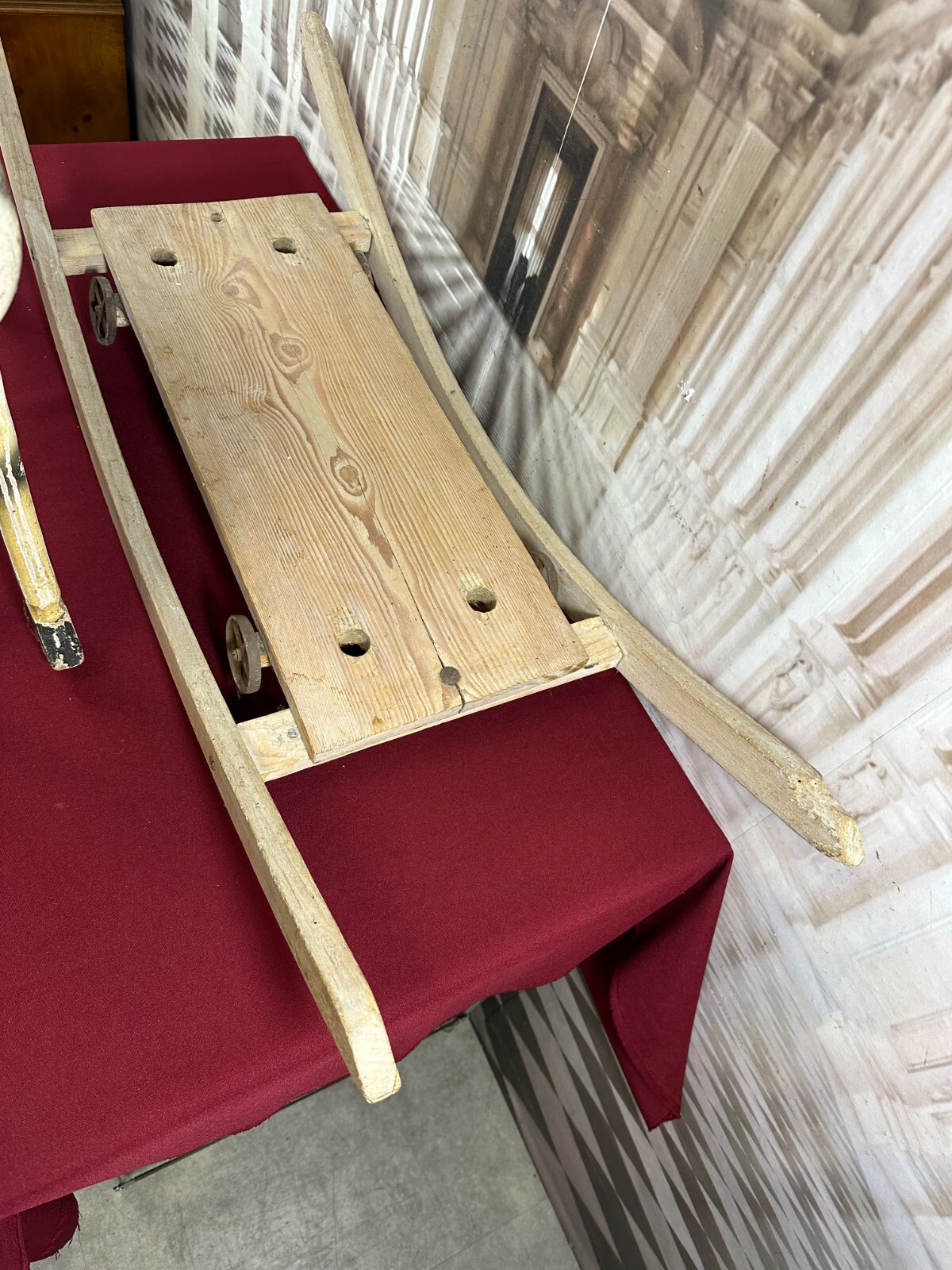ALTES SPIELZEUG SCHAUKELPFERD AUS HOLZ AUF PODEST MONTIERT – Bild 9